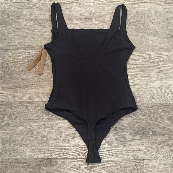 🖤 NWT SKIMS FITS EVERYBODY SQUARE NECK BODYSUIT SIZE SMALL - Picture 11 of 14